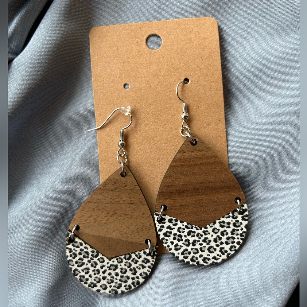 Leopard print and wood earrings with sliver hooks - Picture 3 of 3